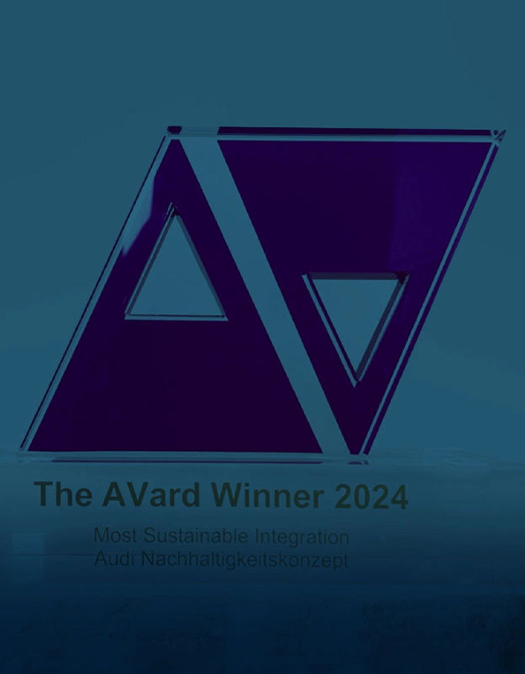 Das Bild zeigt einen Mann vor einem Laptop, der an einer skalierbaren Software Architektur arbeitet. Das Bild ist in Blautönen gehalten.