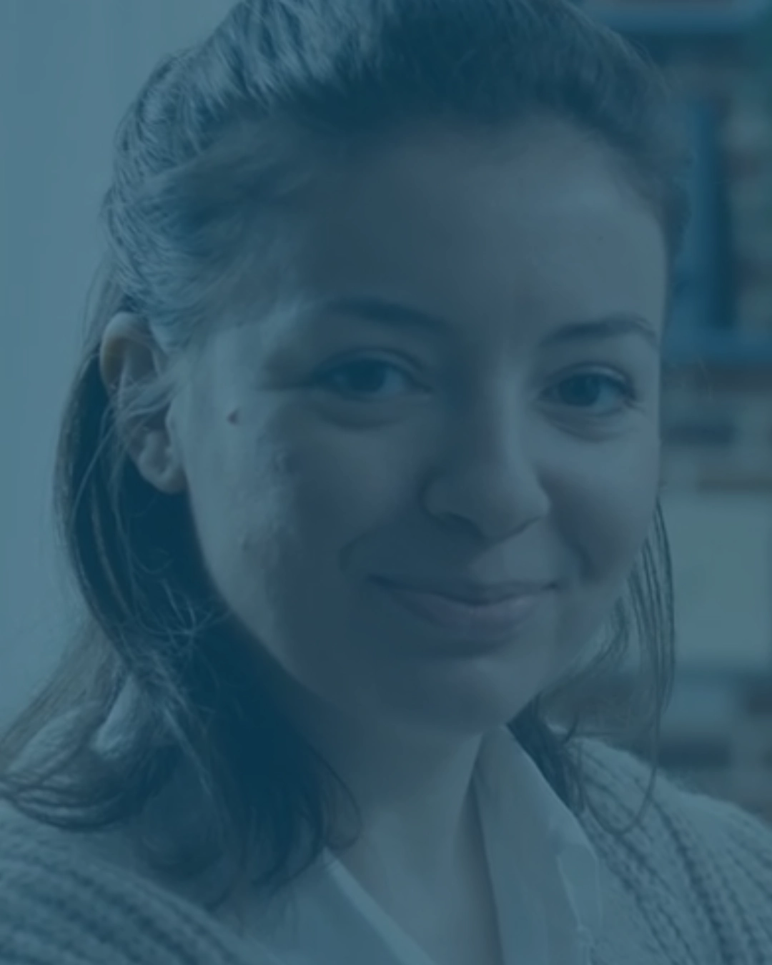 Die Frau mit dem vertrauensvollen Blick sieht direkt in die Kamera. Sie soll Klarheit zu den aktuellen IT-Bedrohungen suggerieren.