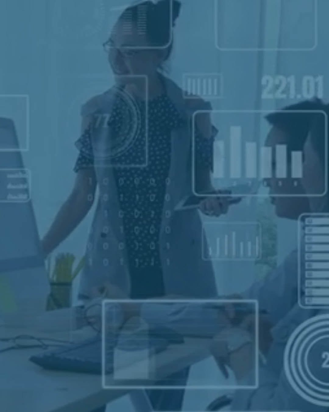 Team im Büro mit digitalen Charts – ITIL Cyber Security, Datenanalyse von WK IT für IT-Schutz im modernen Arbeitsumfeld.