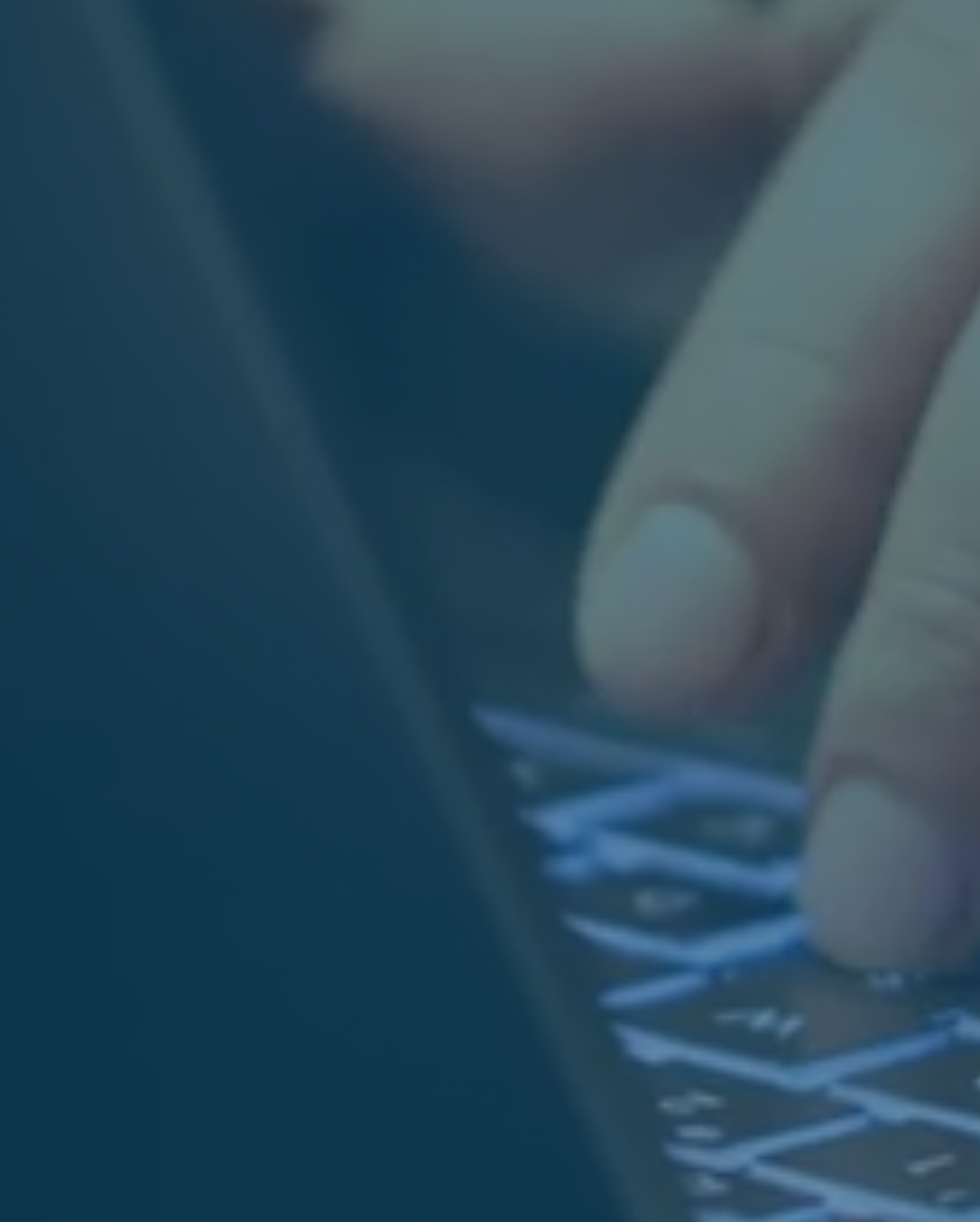 Futuristisches Fragezeichen aus Binärcode symbolisiert IT-Komplexität – ohne klaren IT Services Partner fehlt Orientierung.