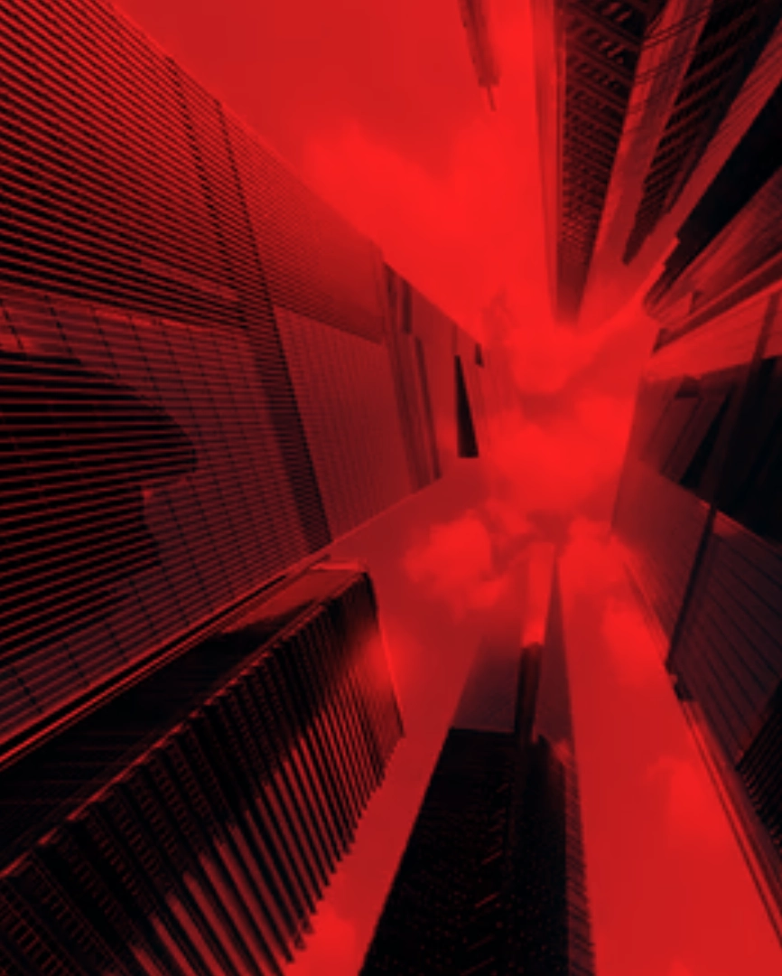 Rote Skyline mit Hochhäusern, symbolisiert Bedrohung und Risikoanalyse IT Infrastruktur.