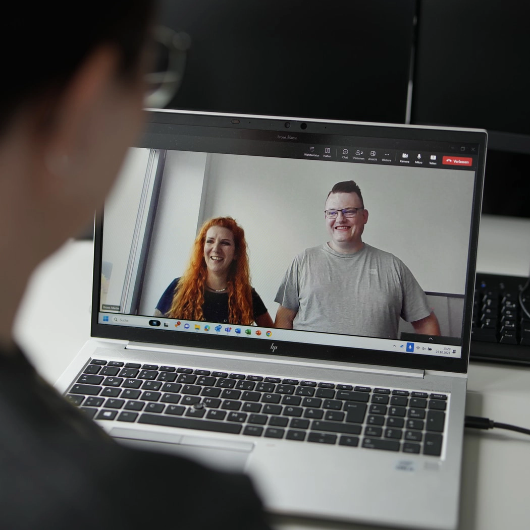 Das Bild zeigt einen Mitarbeiter der WK IT GmbH, der Kunden im Bereich Cyber Security Services berät.