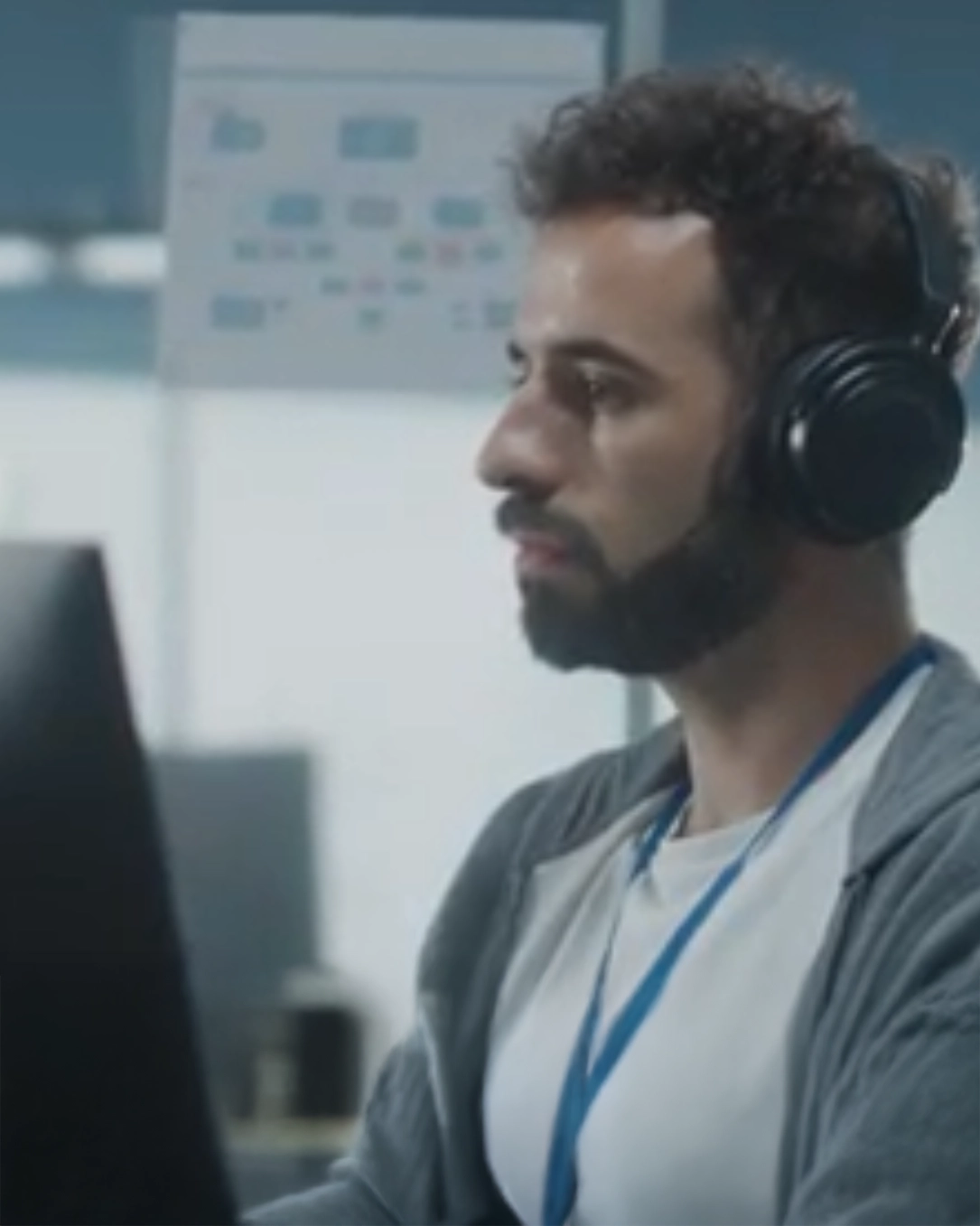 Legacy system abloesen-m IT-Experte der WK IT mit Kopfhörern arbeitet konzentriert am Computer, um ein Legacy System abzulösen.