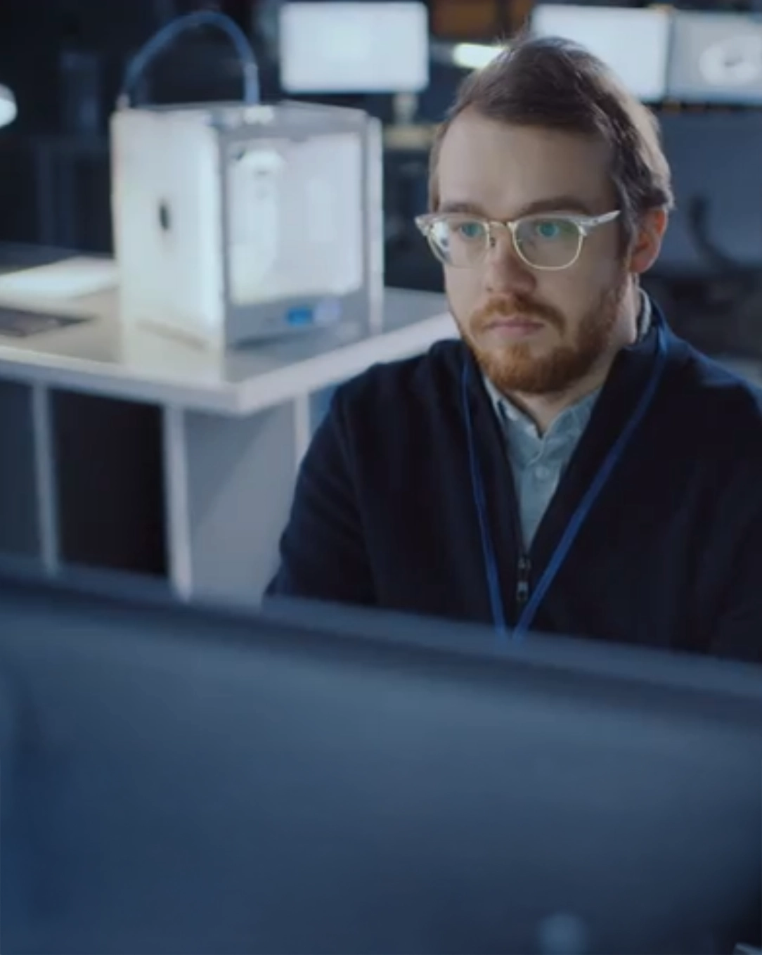 Maßgeschneiderte Softwareentwicklung-m IT-Spezialist der WK IT arbeitet konzentriert am Computer an maßgeschneiderter Softwareentwicklung im modernen Büro.